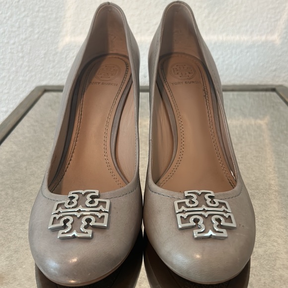 Tory Burch- grey leather round toe heel w/silver metal double T logo. - Picture 4 of 5